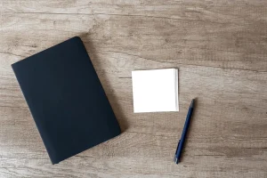 Carnet de note en cuir noir pour améliorer sa productivité 